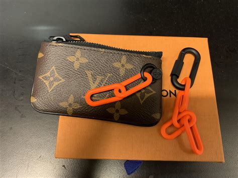 porte clé homme louis vuitton|louis vuitton luggage keychain.